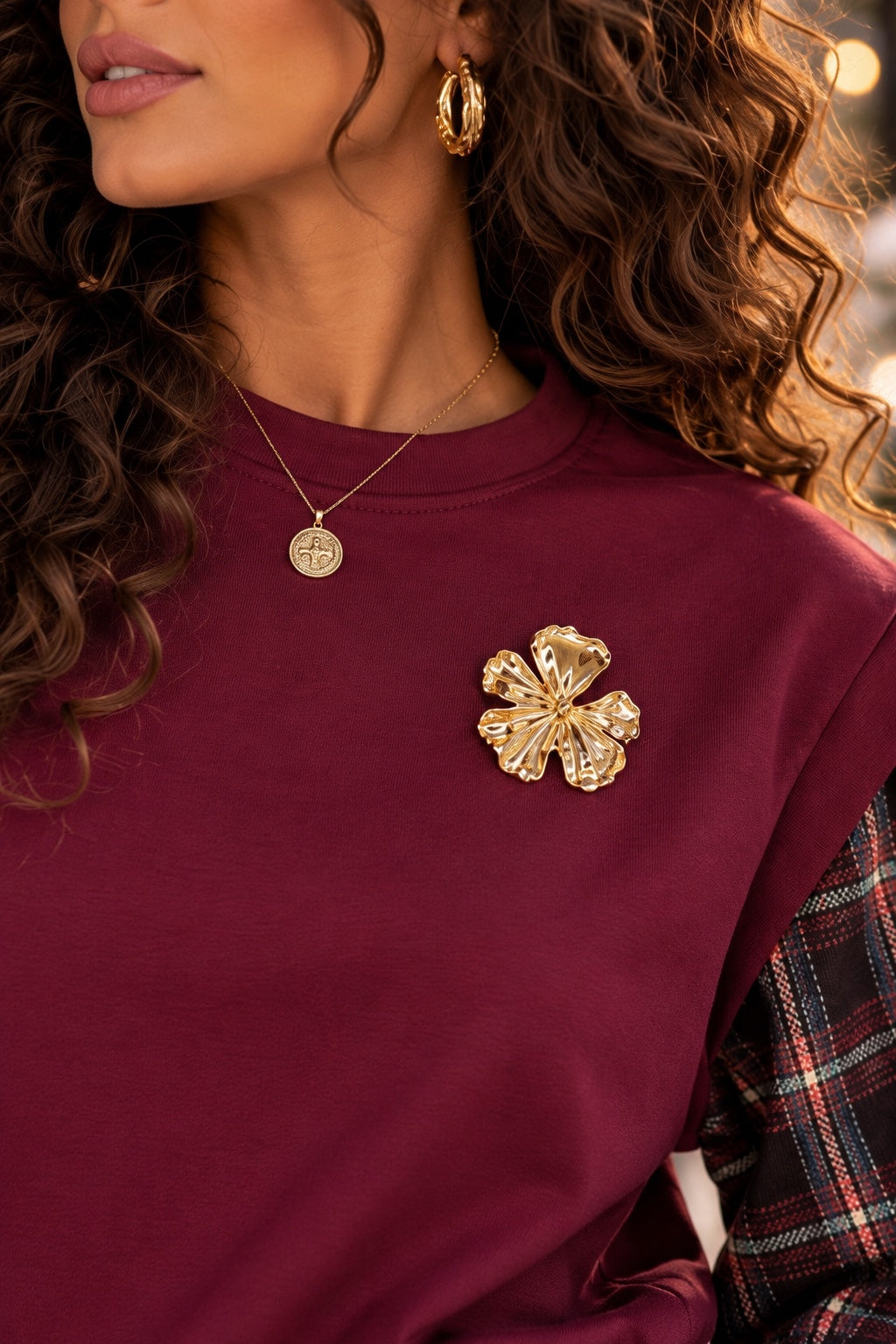 Broche dorée fleur sur sweat bordeaux femme Royal - détail