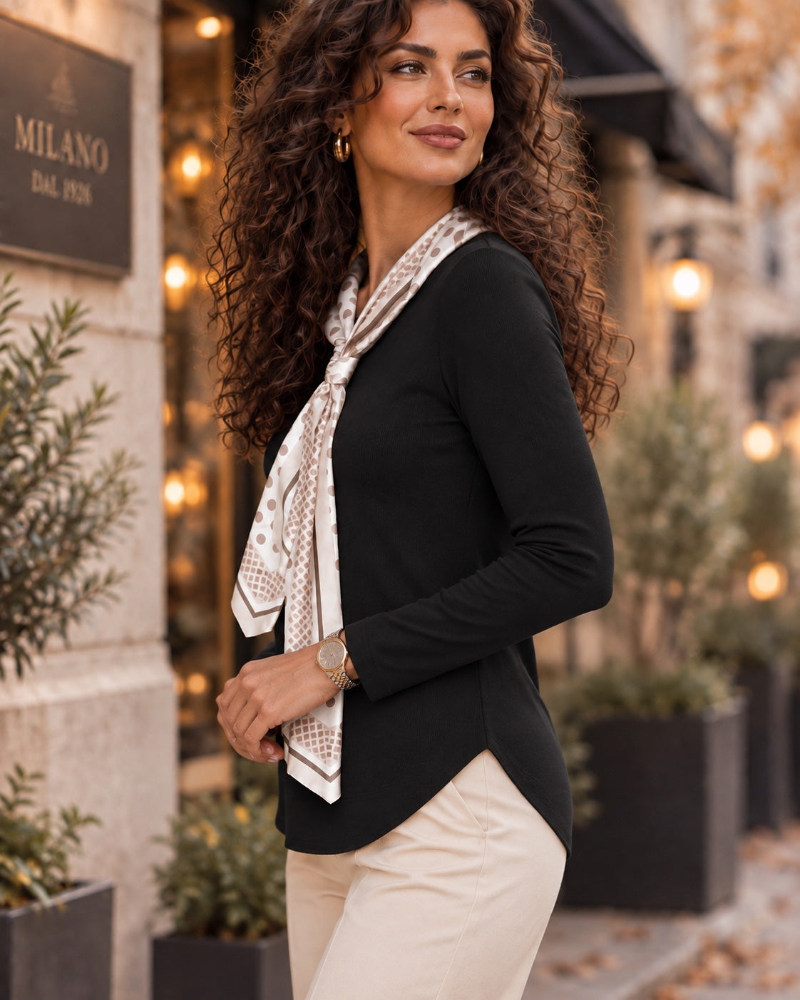 Top noir manches longues avec foulard imprimé, vue de côté