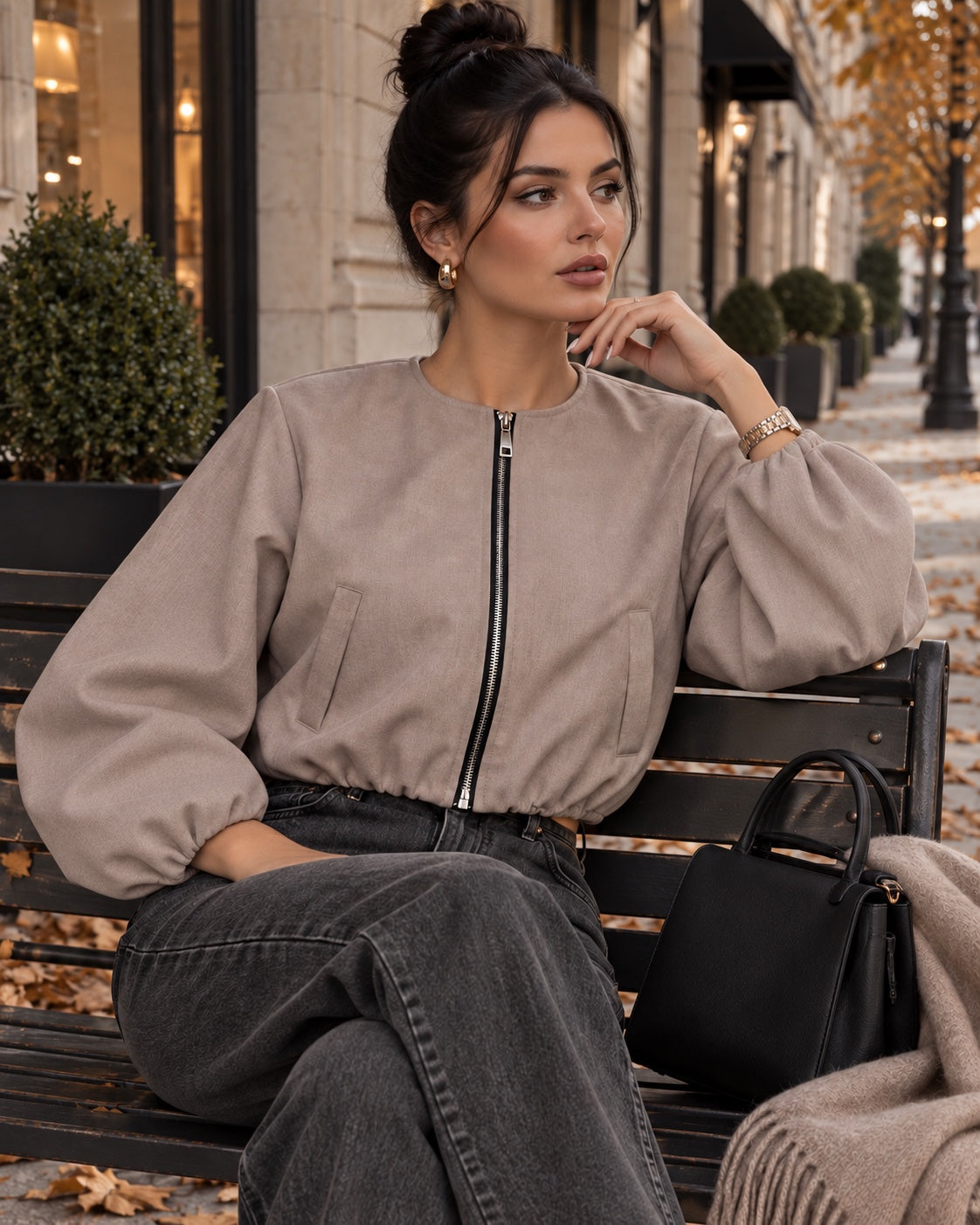 Veste bomber courte taupe à manches ballon, vue de face assise