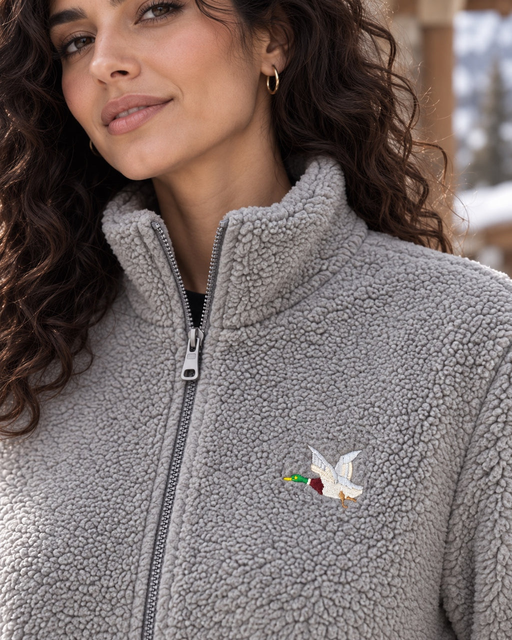 Veste polaire grise Chevignon - détail broderie canard poitrine