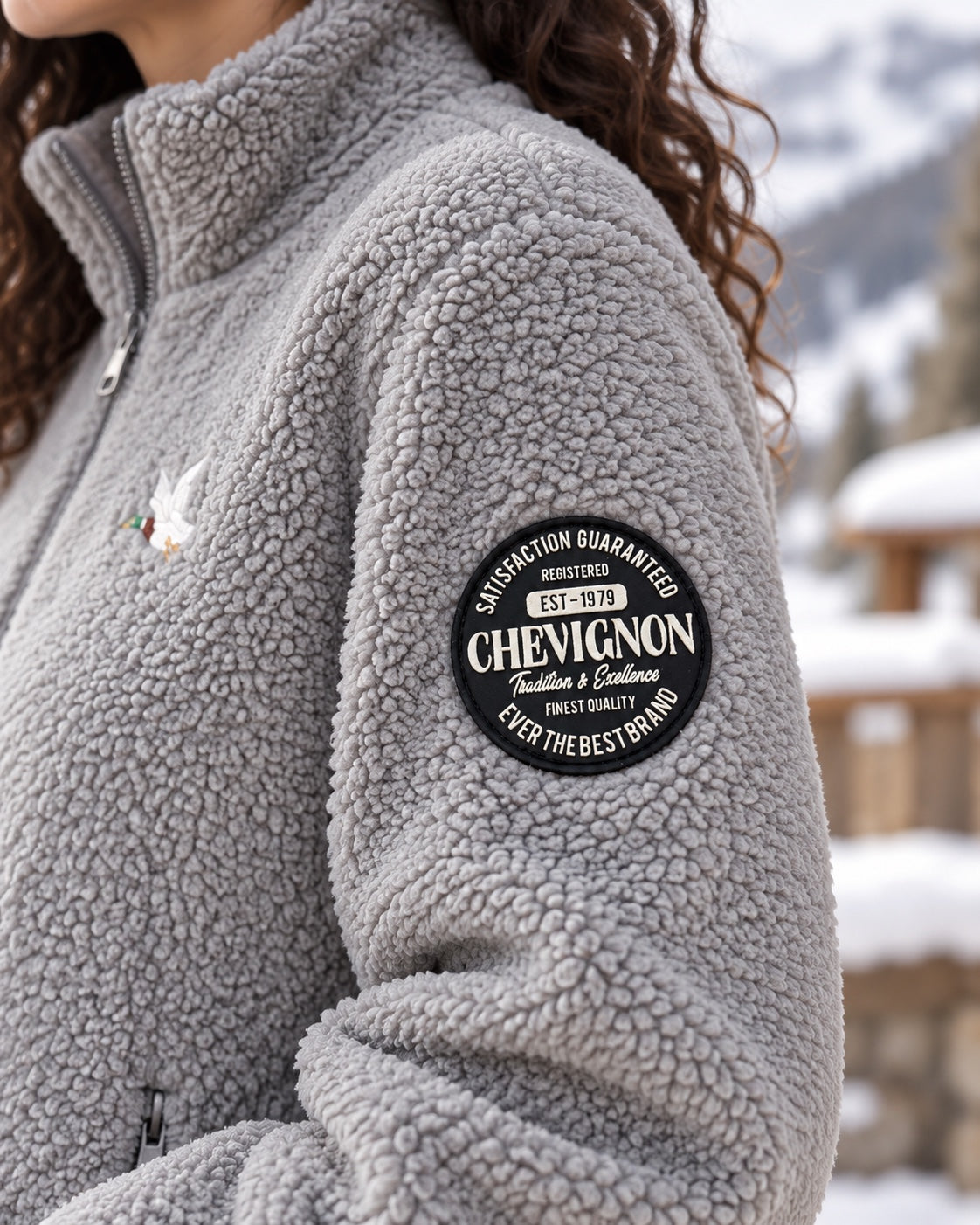 Veste polaire grise Chevignon - détail écusson manche